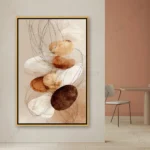 Tableau galets abstrait avec pierres beige et marron pour décoration murale zen.