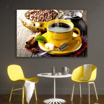 Tableau mural représentant une tasse de cappuccino fumante jaune avec grains de café, cannelle et épices sur une table en bois pour décoration de cuisine moderne.