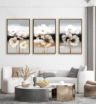 Tableau floral beige triptyque représentant de grandes fleurs élégantes aux tons ivoire et beige dans une décoration murale contemporaine