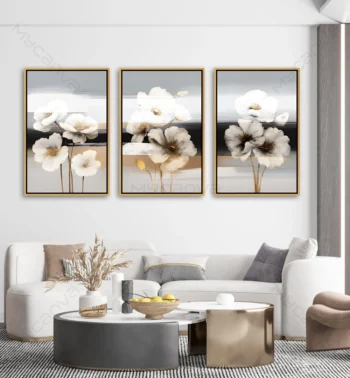Tableau floral beige triptyque représentant de grandes fleurs élégantes aux tons ivoire et beige dans une décoration murale contemporaine