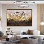 Tableau Al Ikhlas en calligraphie arabe moderne dorée et blanche sur fond abstrait luxe